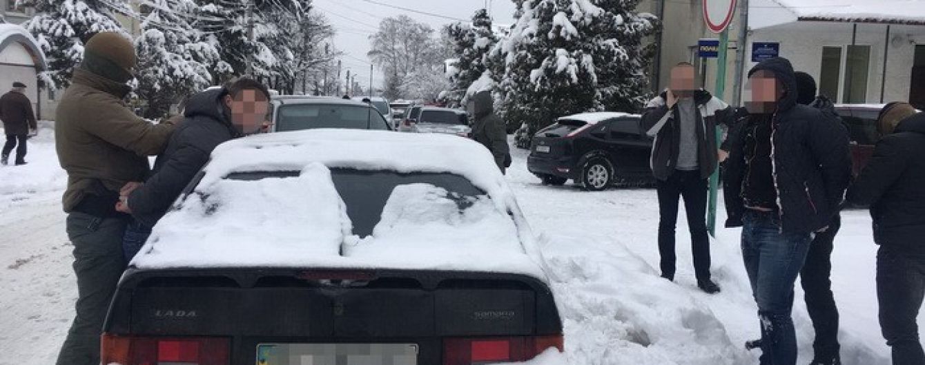 На Львівщині СБУ на гарячому затримала поліцейського офіцера-хабарника