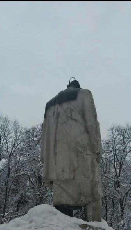 На Львовщине вандалы отбили голову памятнику Шевченка