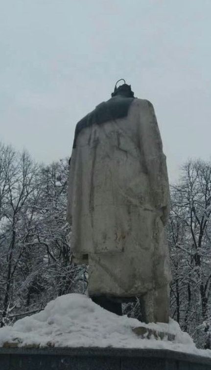 На Львівщині вандали відбили голову пам'ятнику Шевченка