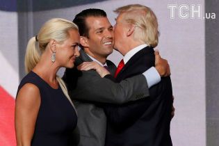 Передаровує чужі подарунки: Трамп-молодший "викрив" батька-президента в неуважності та жадібності
