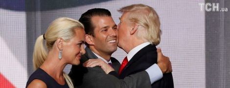 Передаривает чужие подарки: Трамп-младший "разоблачил" отца-президента в невнимательности и жадности