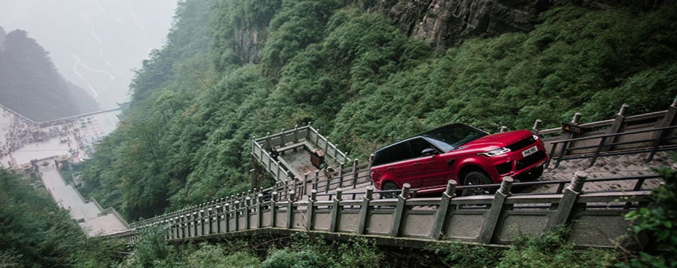 Range Rover научили ездить по лестницам
