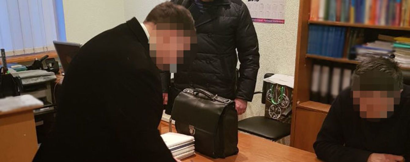 На Київщині арбітражний керівник погорів на хабарі у 15 тисяч доларів