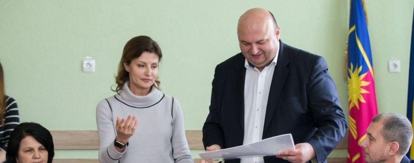 В юбке-карандаше и ботфортах: новый образ Марины Порошенко