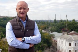 Під суд, де розглядатимуть запобіжний захід Труханову, привезли спортивних молодиків та колонки