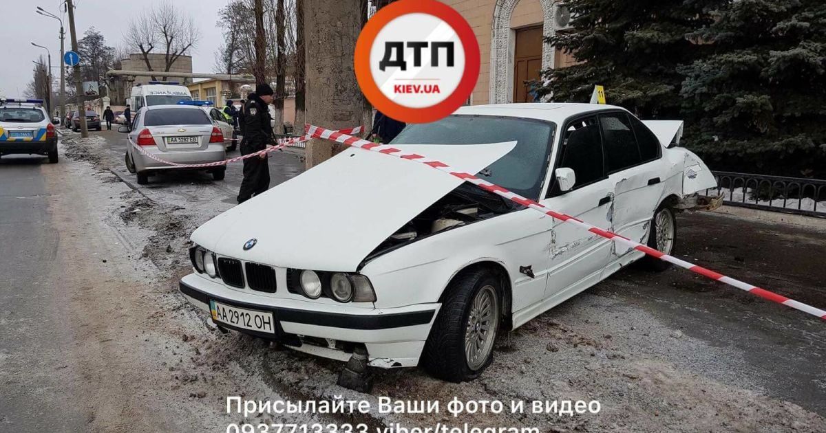 В Киеве водитель BMW на тротуаре насмерть сбил женщину