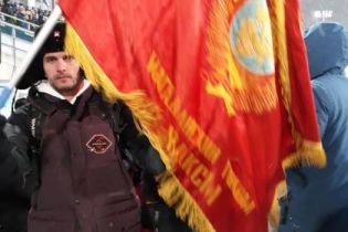 Російських уболівальників вигнали з Олімпіади через прапор з Леніним