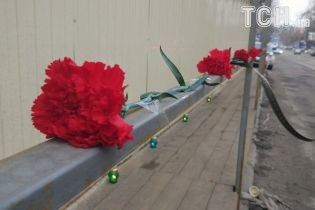 На будівництво у Києві, де загинув школяр, несуть квіти та свічки