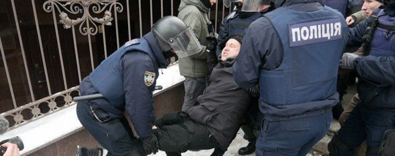 Під судом, де обирають запобіжний захід Труханову, сталися сутички та стрілянина
