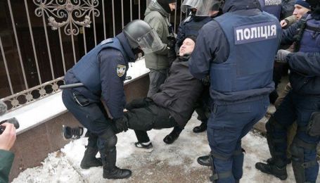 Под судом, где избирают меру пресечения Труханову, произошли столкновения и стрельба