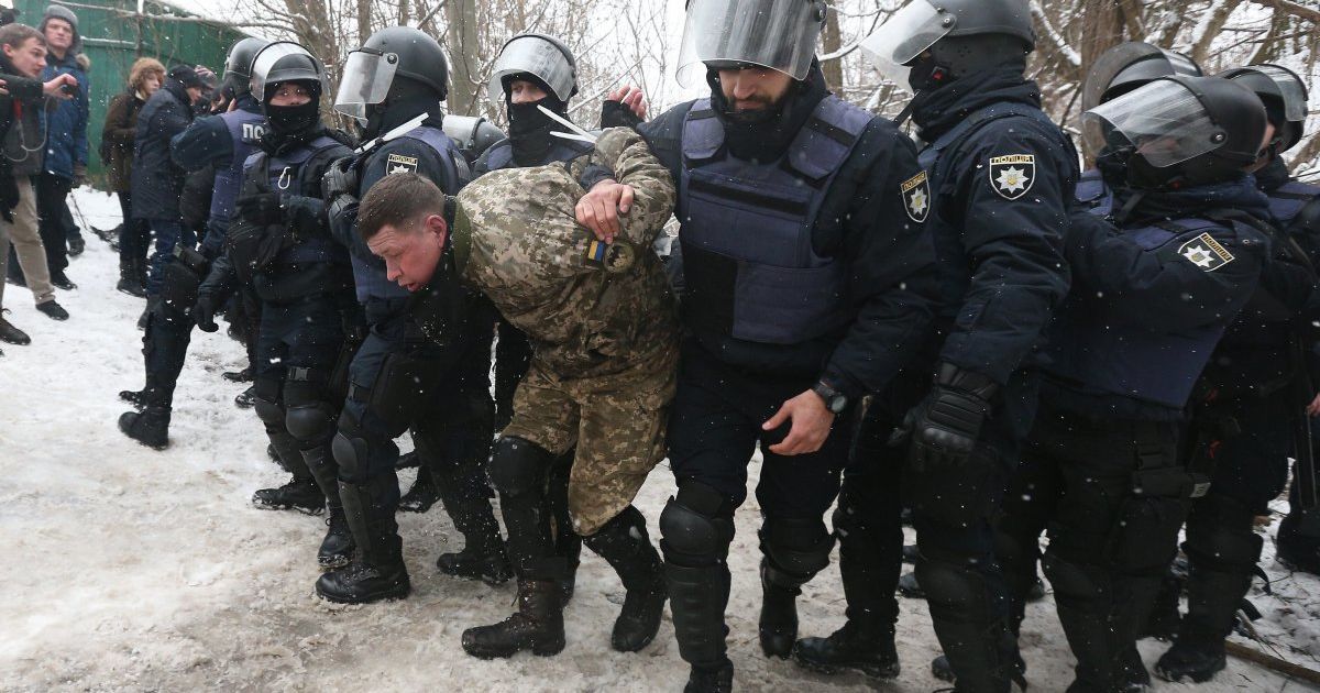 Столкновения под Соломенским судом: двум задержанным добробатовцам избрали меры пресечения
