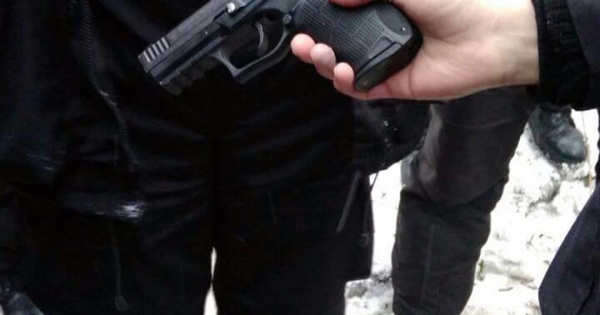 Копа під Солом'янським судом Києва підстрелили з нагородної зброї МВС