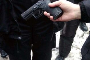 Копа під Солом'янським судом Києва підстрелили з нагородної зброї МВС