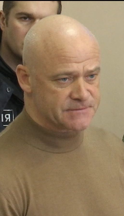 Национальные дружины подрались с правоохранителями во время избрания меры пресечения мэру Одессы