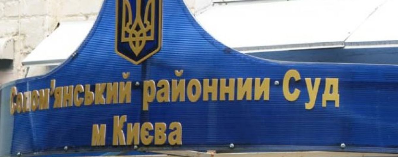 Неизвестный с топором разгромил машины на территории Соломенского суда