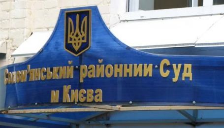 Неизвестный с топором разгромил машины на территории Соломенского суда