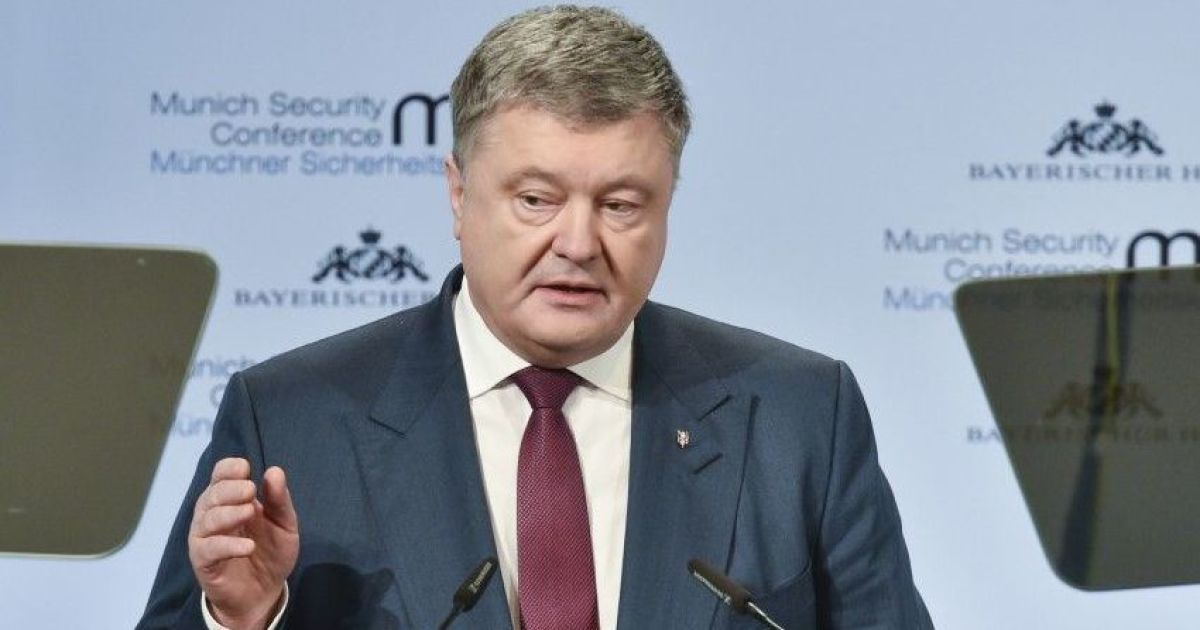 "Российский флаг не должен развеваться где-либо". Порошенко призвал мир надавить на РФ