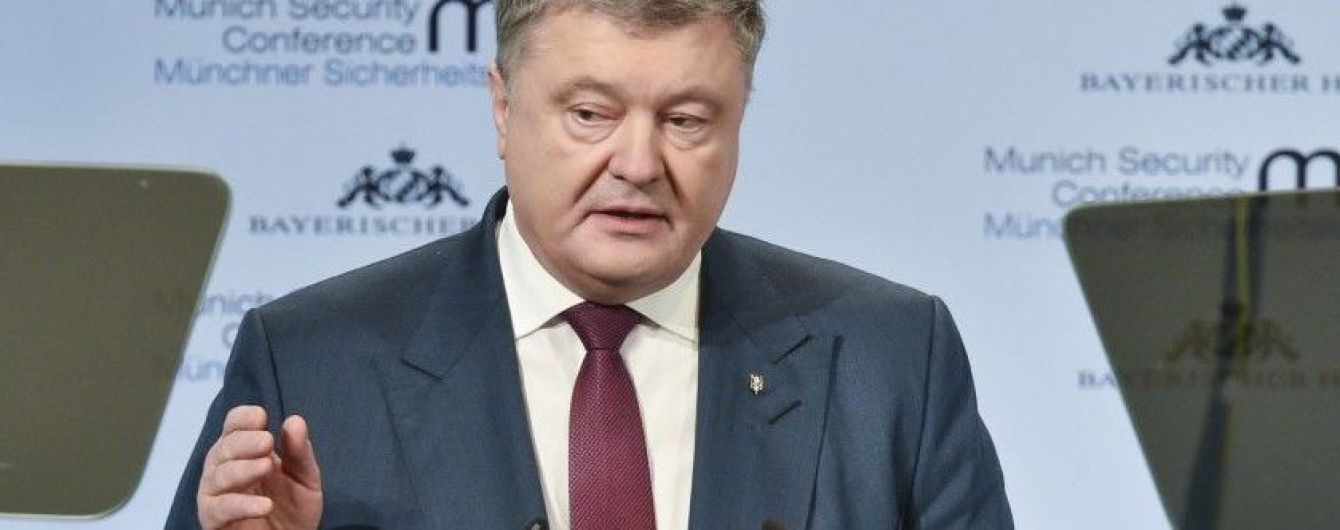 "Российский флаг не должен развеваться где-либо". Порошенко призвал мир надавить на РФ