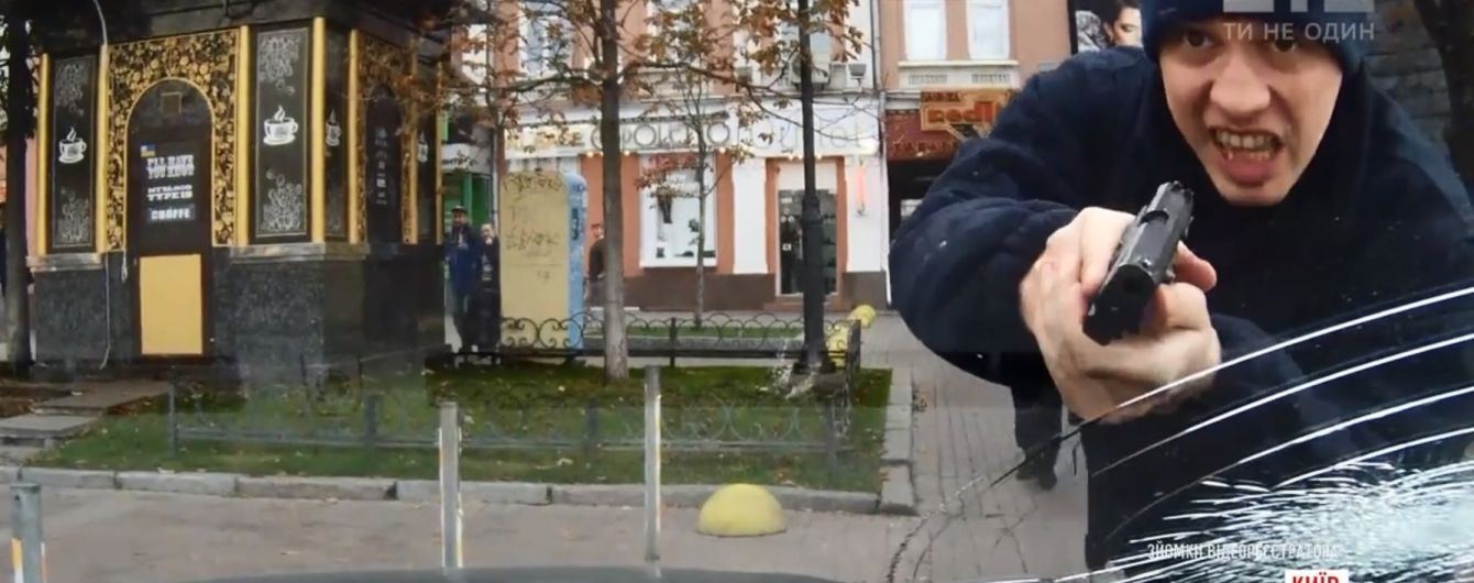 Сломанный локоть женщины и побитое на Крещатике авто: киевские копы оскандалились чрезмерным применением силы