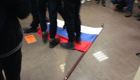 Представители С14 ворвались в здание Россотрудничества в Киеве