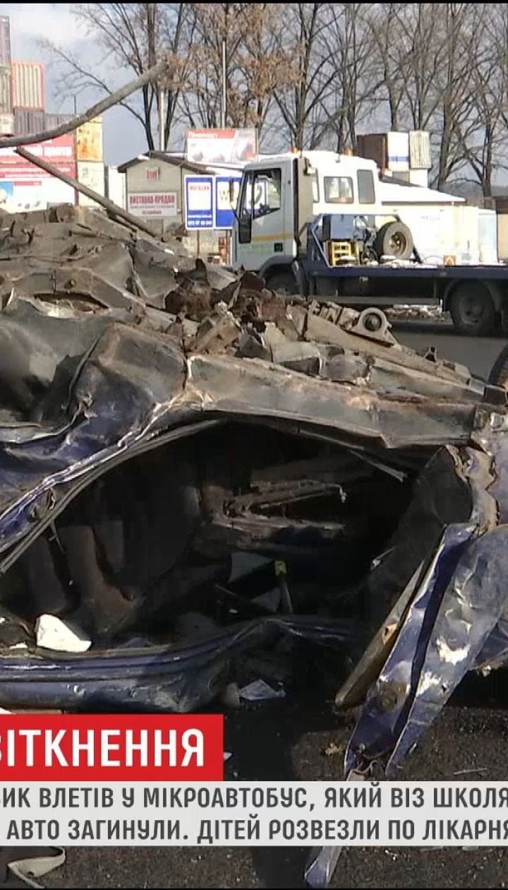 На Одесской трассе с автомобилем столкнулся автобус со школьниками