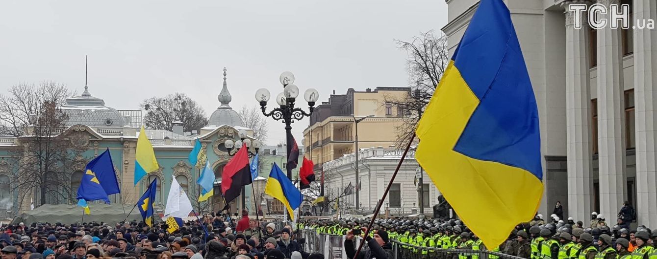 Після сутичок під Радою обидві сторони звинувачують один одного в надмірному застосуванні сили