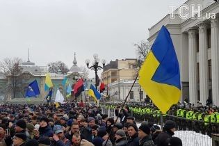 Після сутичок під Радою обидві сторони звинувачують один одного в надмірному застосуванні сили