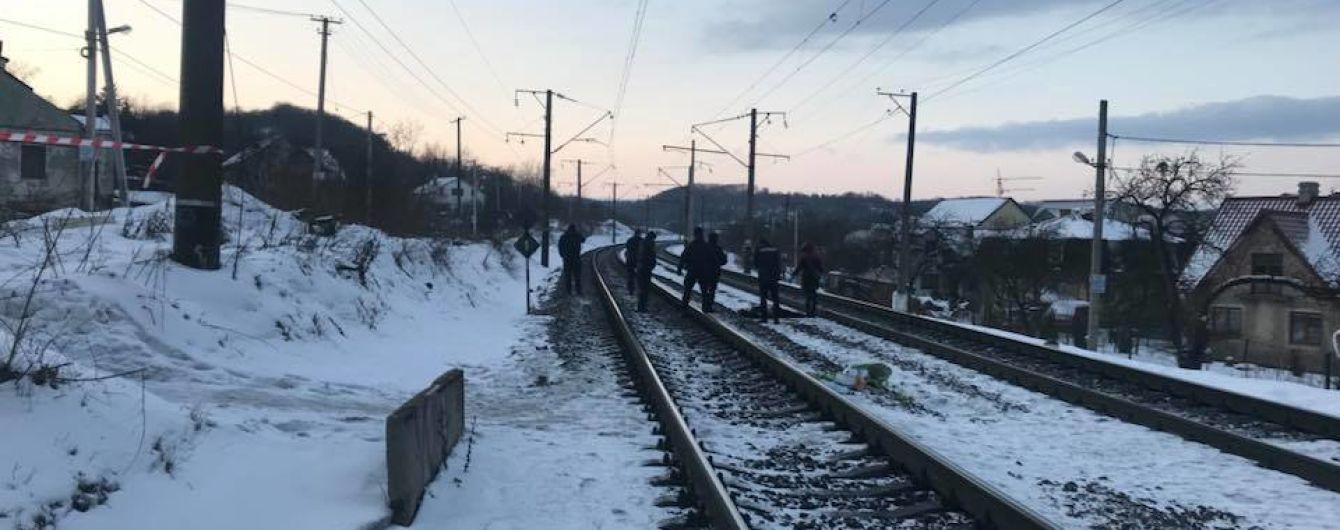 Дивом вижив: у Сумах врятували чоловіка, який кинувся під потяг. ВІДЕО Дивом вижив: у Сумах врятували чоловіка, який кинувся під потяг. ВІДЕО