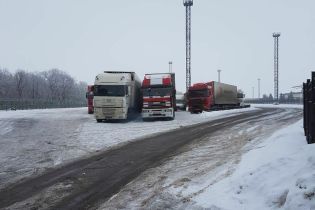 В Киев из-за снегопада закрывают въезд грузовикам - КГГА