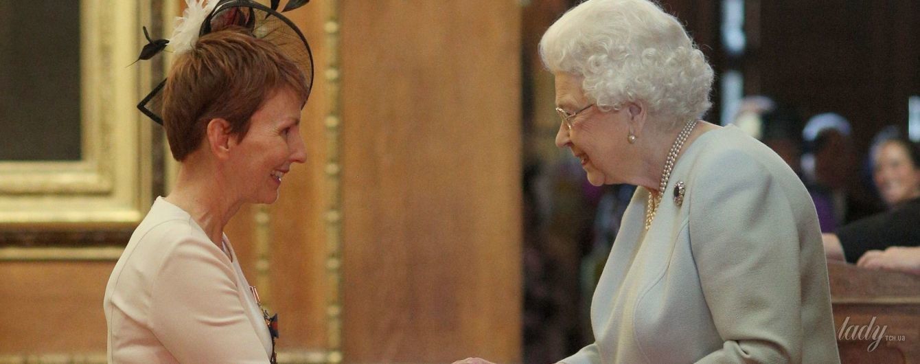 В новом платье на красной дорожке: 91-летняя королева Елизавета II на торжественном мероприятии