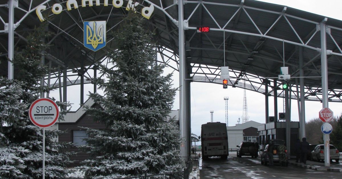 На третьи сутки Россия возобновила пропуск через границу грузовиков с Украины, но огромная очередь до сих пор есть
