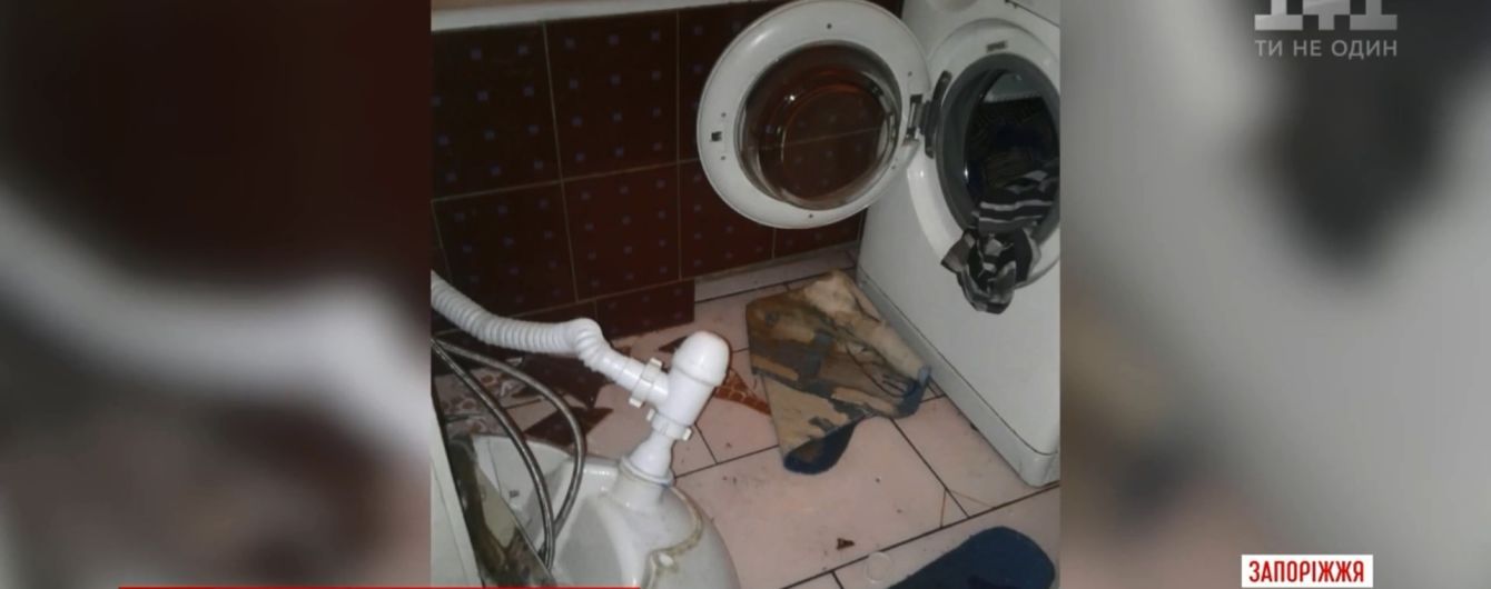 В Запорожье группа молодых людей разгромила съемную квартиру ради "лайков" в соцсетях