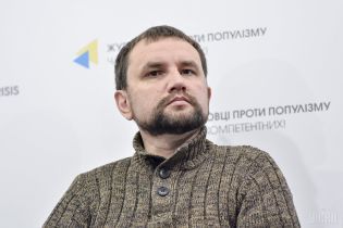 Активист, который через суд пытался снять Зеленского с выборов, подал иск против Вятровича