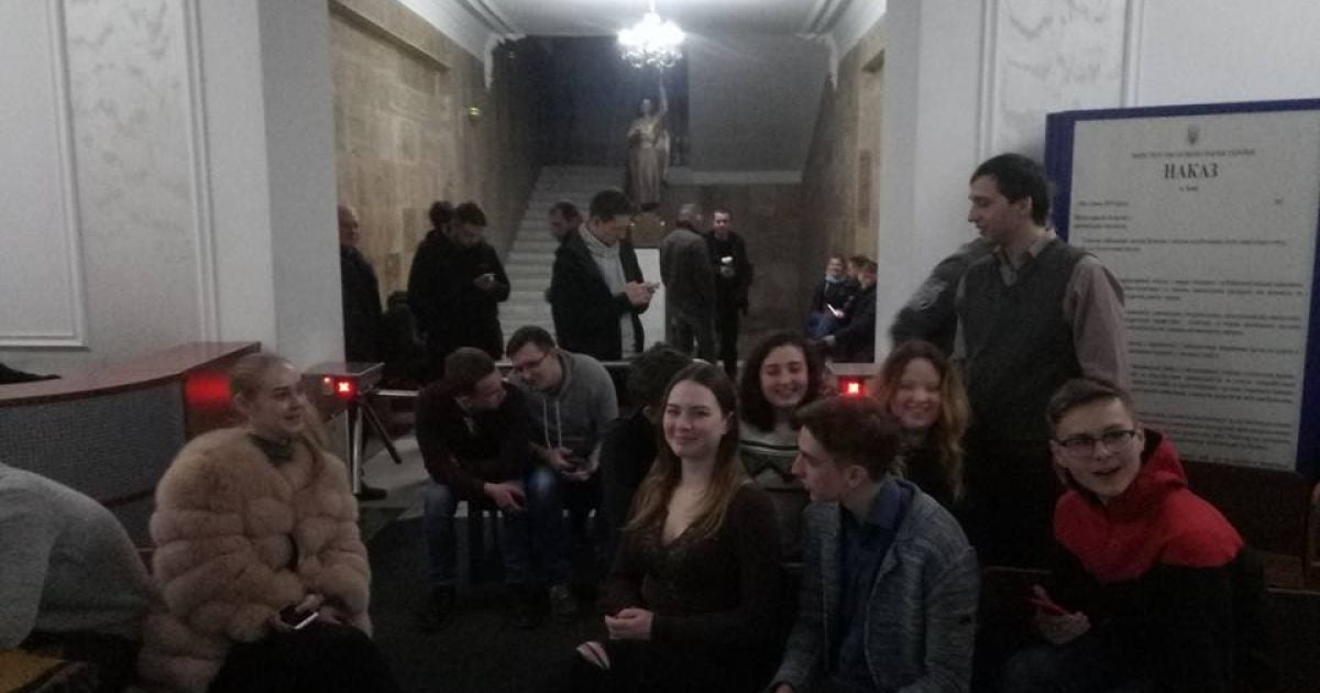 Студенты университета Богомольца заблокировали вход в здание, чтобы не допустить и.о.ректора к работе