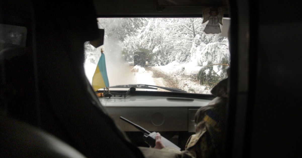 На Донбассе из-за неосторожного обращения с оружием погиб военный