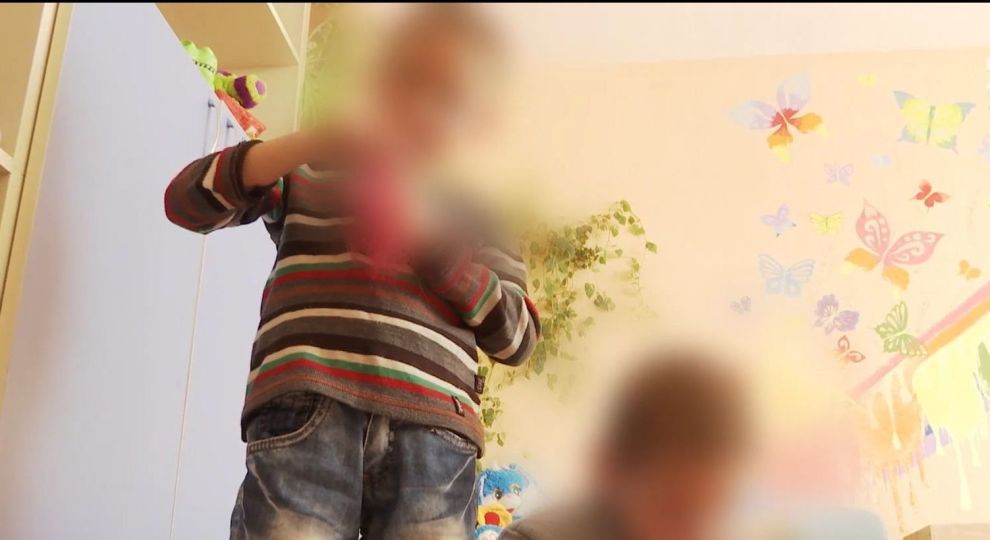 Отец напоил детей водкой