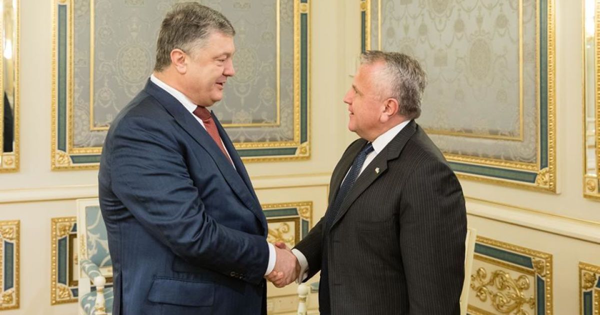 Порошенко обсудил с заместителем Тиллерсона миротворцев на Донбассе и санкции против РФ