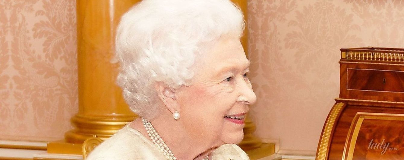 Как всегда, обворожительна: 91-летняя королева Елизавета II в новом красивом платье