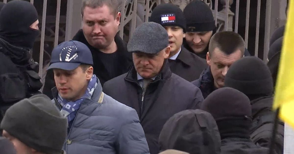 Труханова под возгласы "Ганьба" вывели из суда в кольце охраны