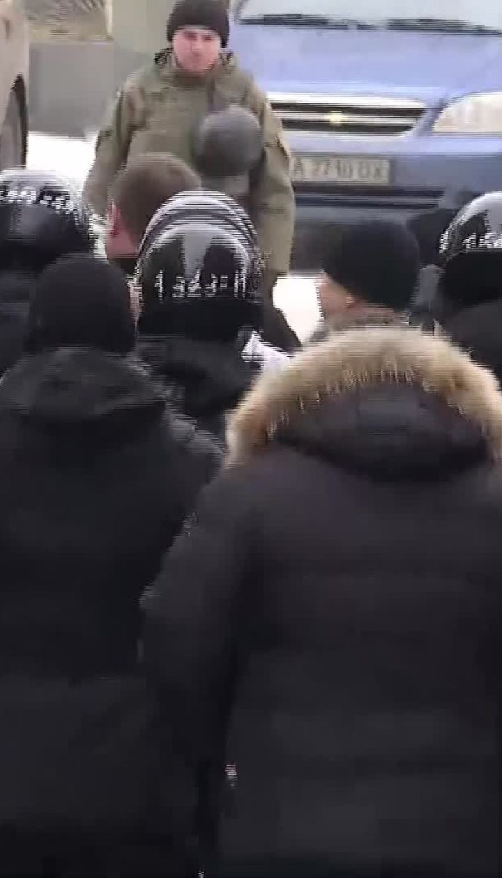 Труханову устроили "коридор позора" на выходе из суда