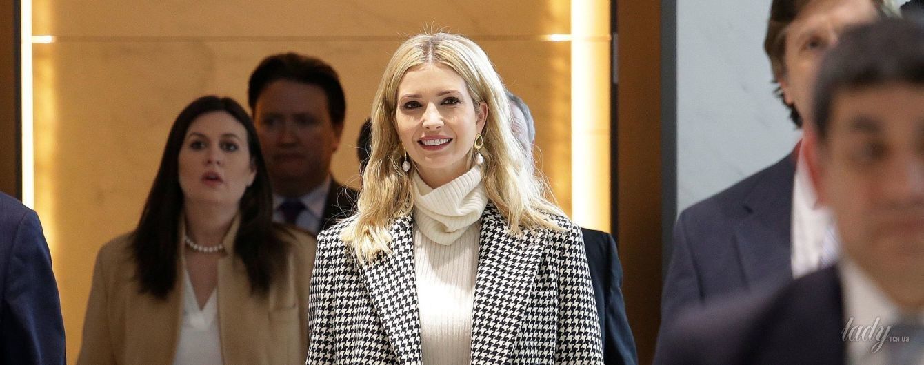 Иванка Трамп в пальто с принтом "гусиная лапка" попала в объективы папарацци в аэропорту