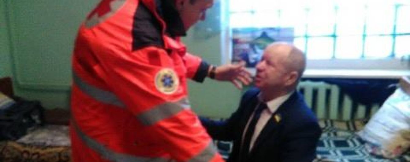 В Одесі невідомі "привітали" депутата з ювілеєм, бризнувши йому в очі сльозогінним газом