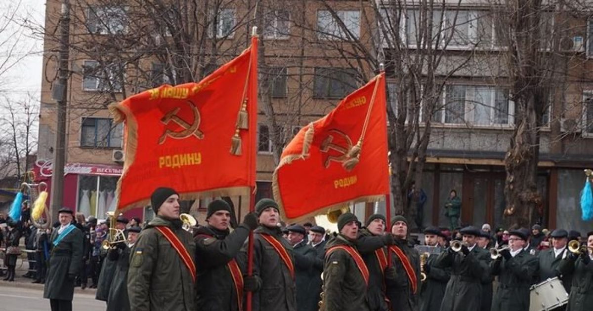Полиция открыла уголовное производство из-за шествия нацгвардейцев с красными флагами СССР