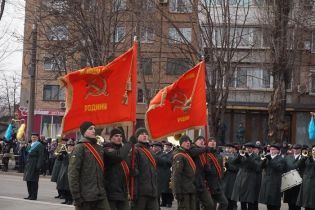 Нацгвардейцы прошлись по Кривом Рогу с красными флагами СССР
