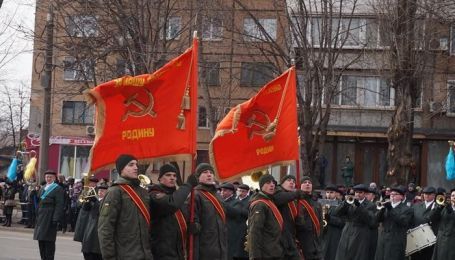 Полиция открыла уголовное производство из-за шествия нацгвардейцев с красными флагами СССР