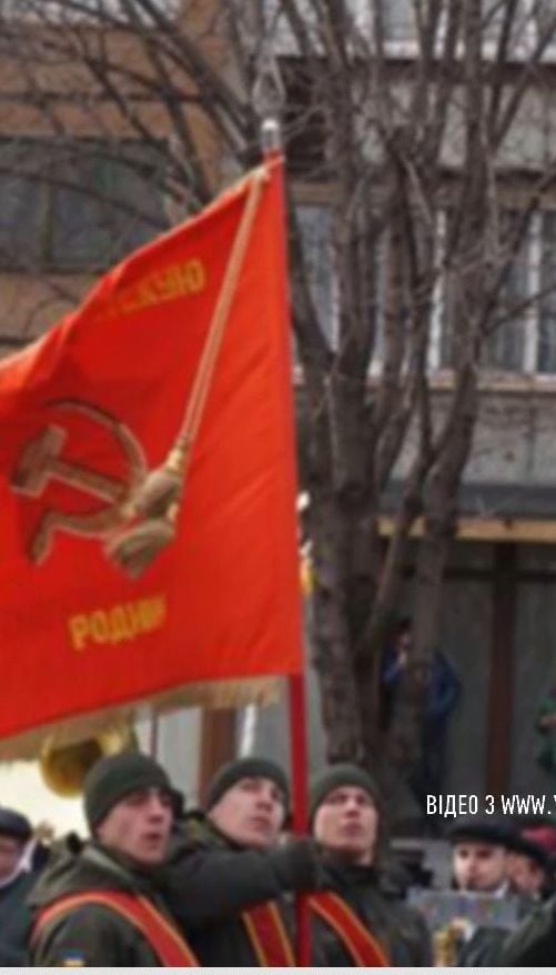 В Кривом Роге нацгвардейцы во время парада шли с коммунистическими флагами