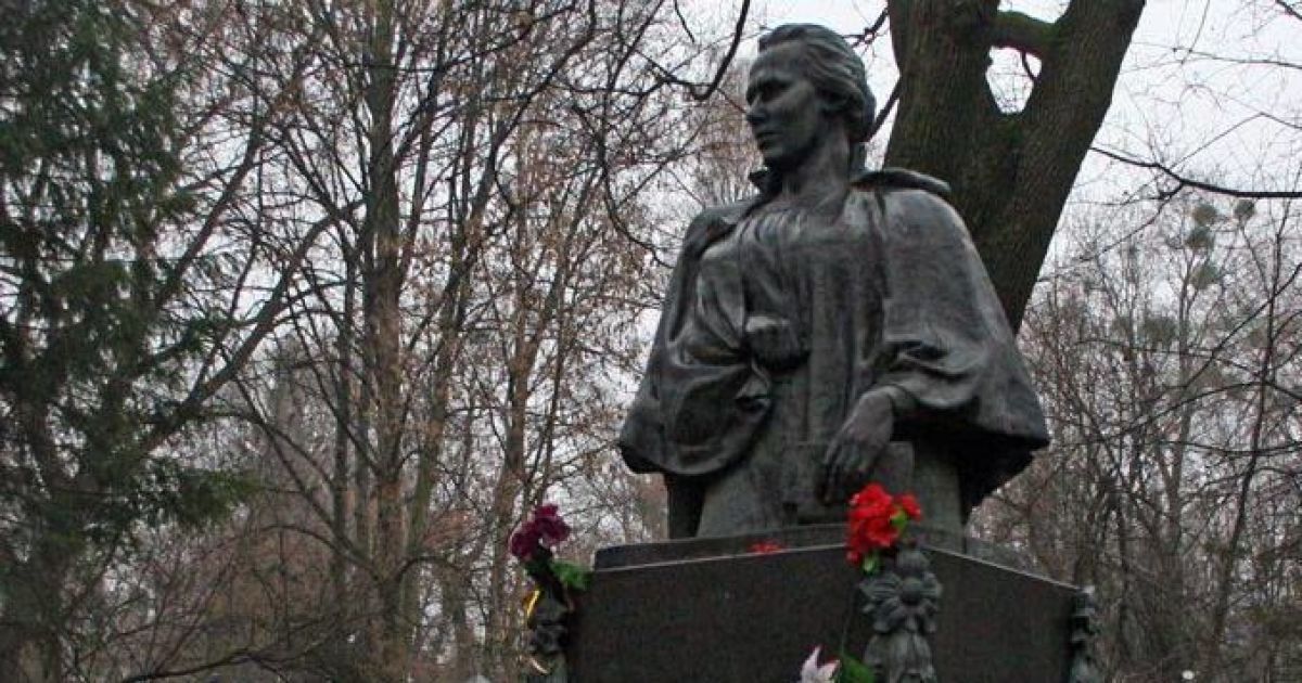 В Киеве осквернили памятник Леси Украинки