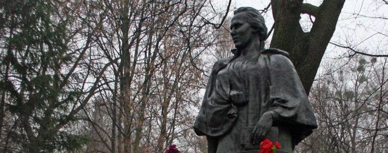 У Києві сплюндрували пам'ятник Лесі Українки