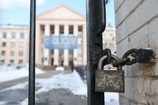 Два українські медуніверситети лихоманить: "тітушки" захопили ректорат, "неугодних" викладачів звільняють