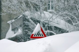Испытания тротуарами: киевляне шутят, что для передвижения по городу время надевать коньки